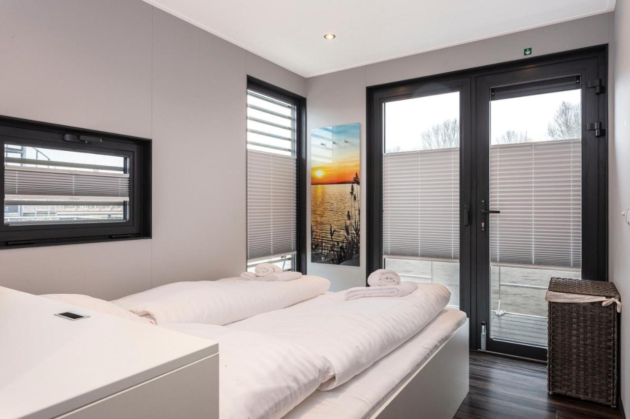 Welcome In - Houseboat 'Elysium' Met Eigen Aanlegsteiger Sneek - Offingawier 외부 사진