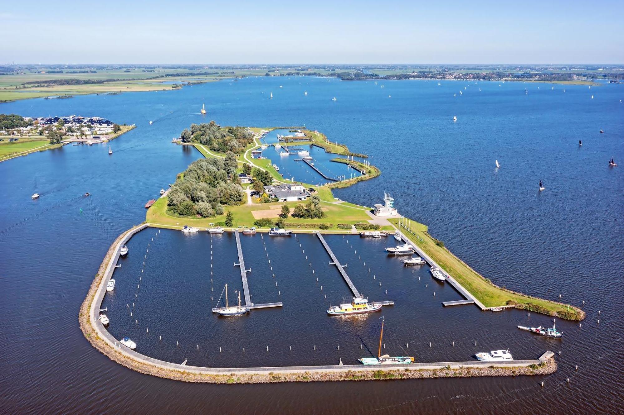 Welcome In - Houseboat 'Elysium' Met Eigen Aanlegsteiger Sneek - Offingawier 외부 사진